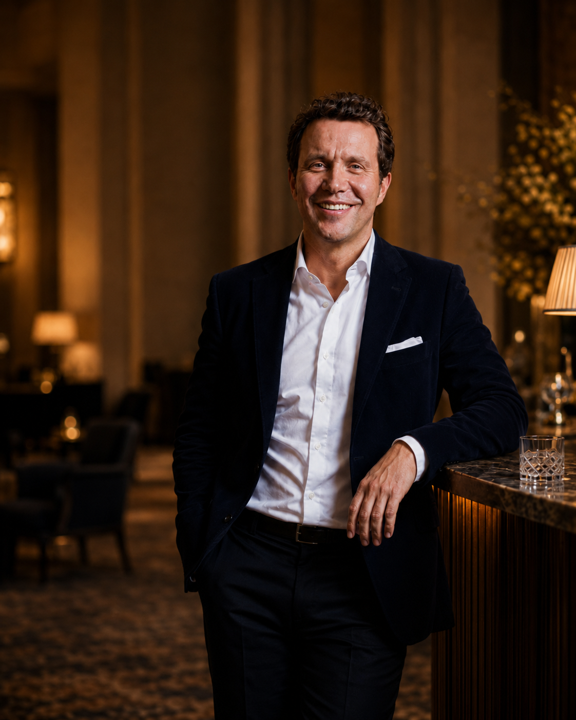Prof. Dr. Burkhard von Freyberg in der Lobby eines Münchner Grandhotels